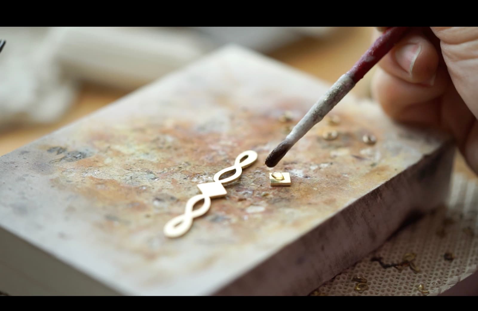 Pendentif en cours de fabrication sur l'établi