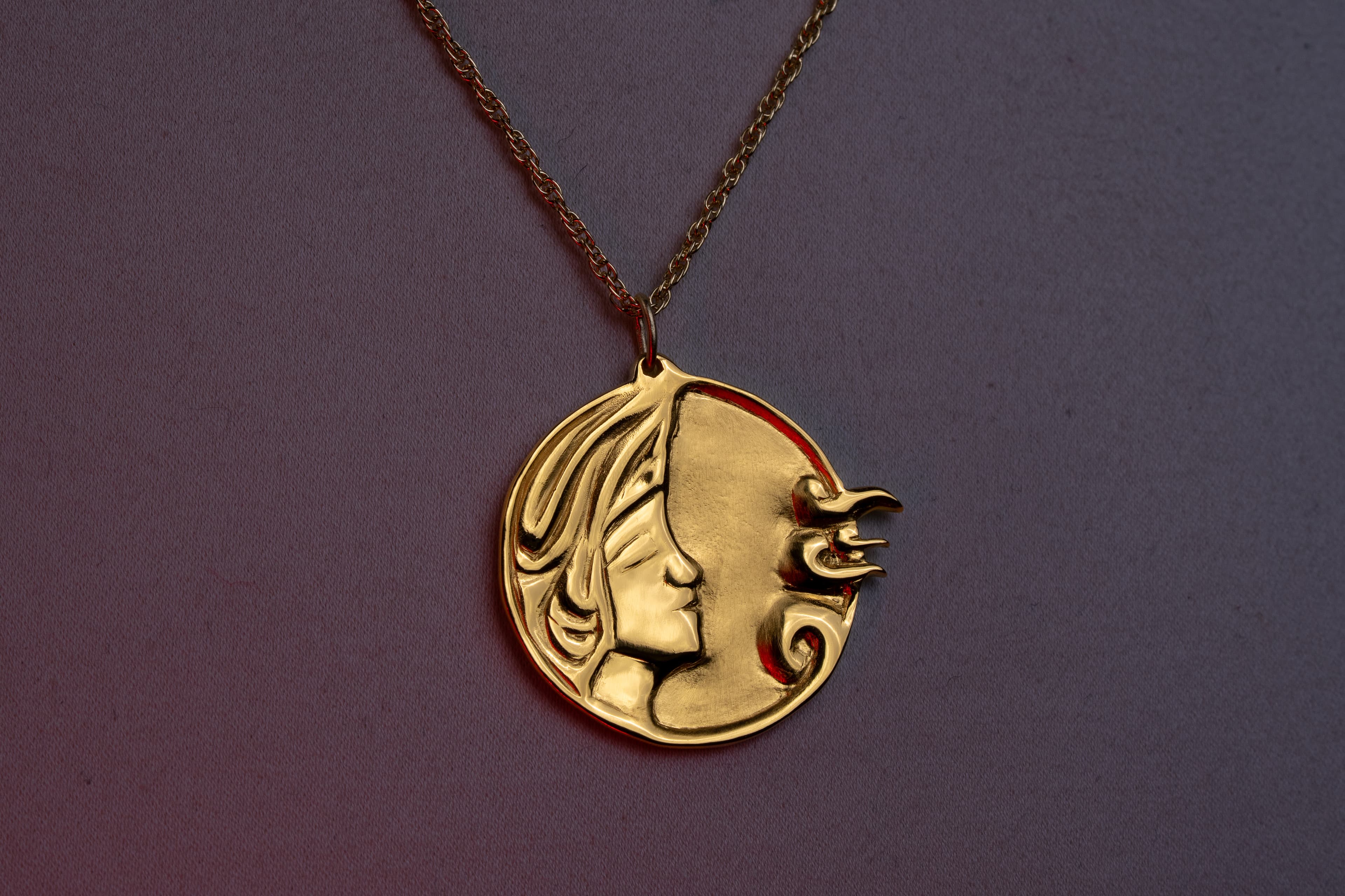 Le Souffle de la Nuit pendant, worn